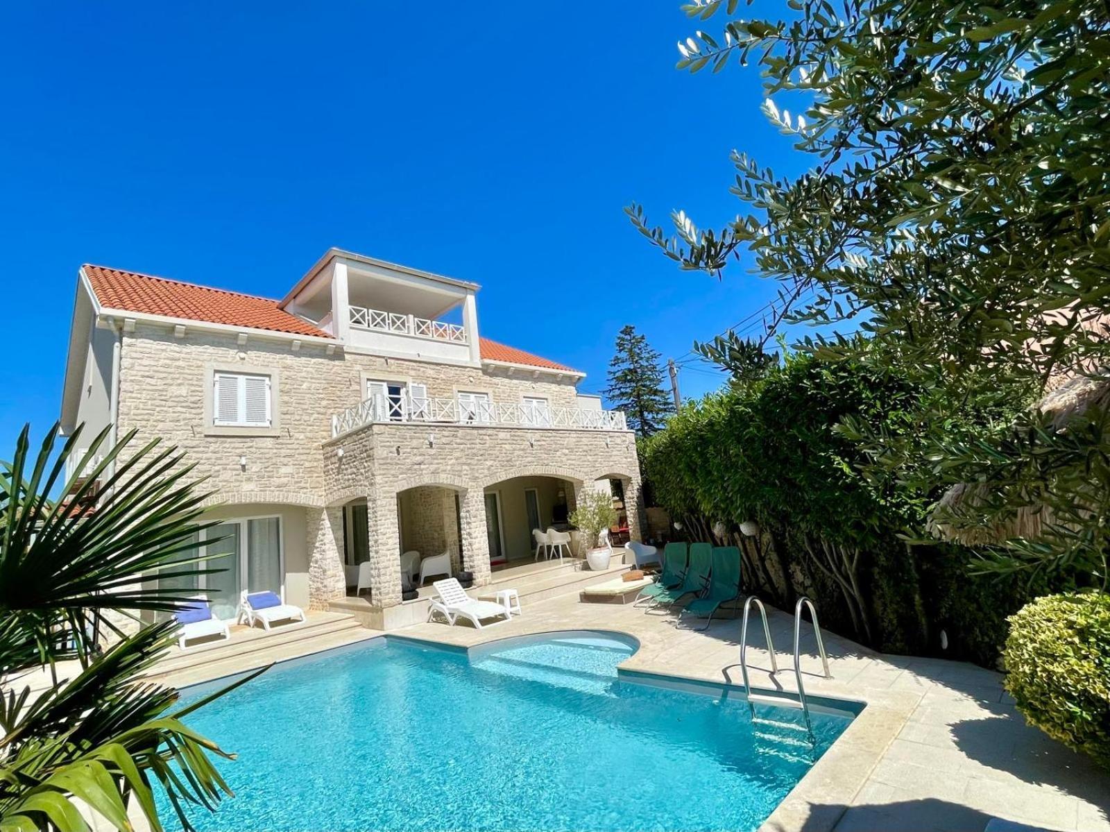 Tiego Villa *